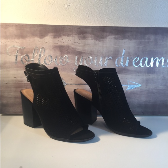 Manhattan Collection Black Sling Peep Toe Size 10 - Picture 2 of 8